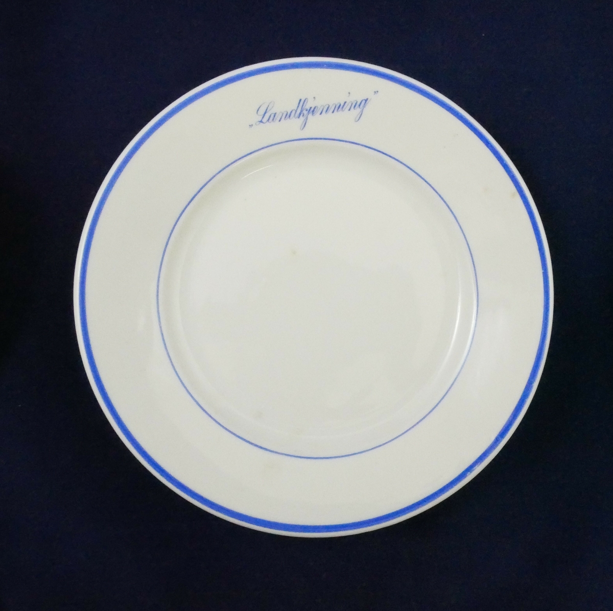 Servise i hvitt porselen med blått dekor. Servise består av ti deler med tre tallerkener, tre asjetter og fire kopper

