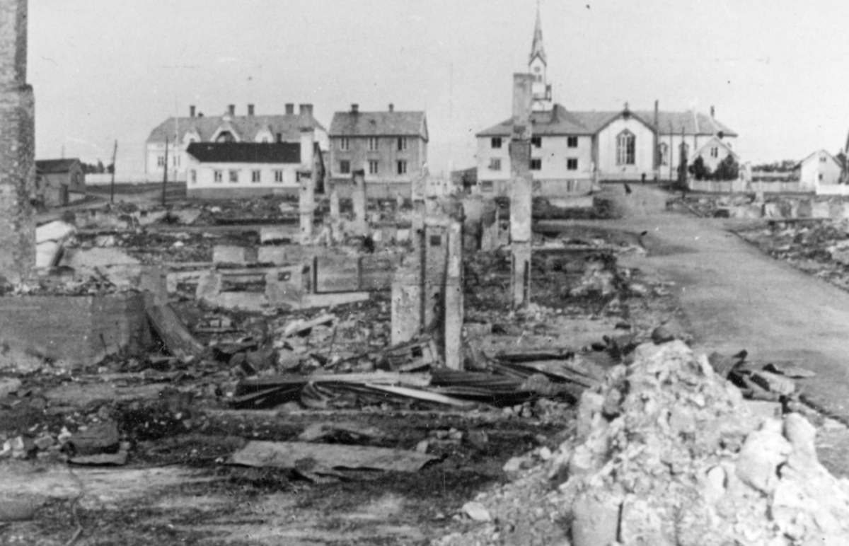 Amtmannsgården og kirka i Vadsø stå ennå etter bombingen 23. august 1944, men begge ble ødelagt av krigshandlinger under tyskernes brenning i 1944-45.