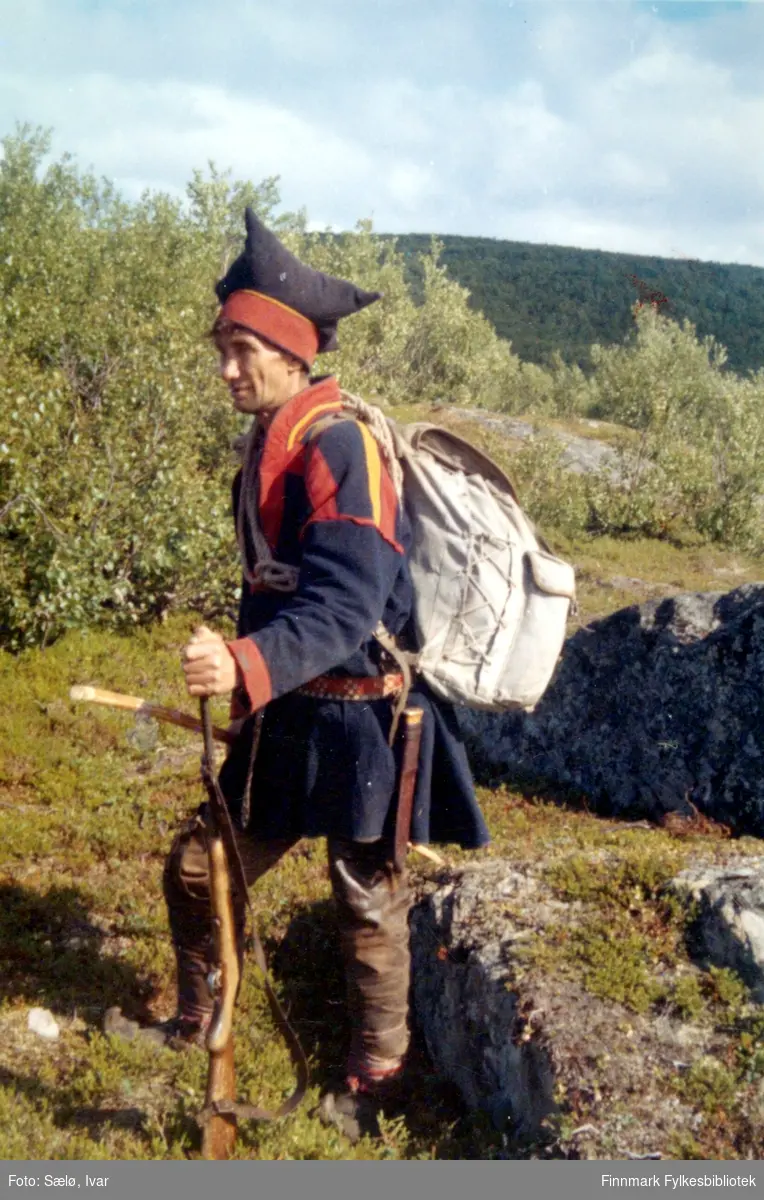 Ante-Lasse Utsi (Ándde Lásse Utsi) var av og til innom hytta til Sælø familien i Smalfjord. Ivar Sælø malte malerier med ham og tok "dokumentasjons-bilder" eller en skisse som dette her, ca. 1970. Se også bildet FBib.09008-102