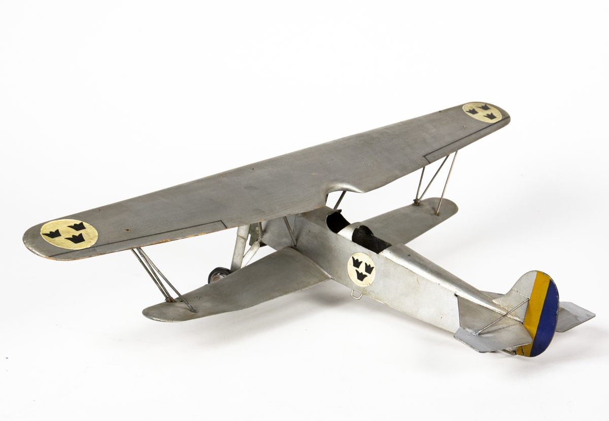 Flygplanmodell Focker CV-E. Flygplanmodellen är kronmärkt på vingarna och dessutom märkt: Fokker CVE HISPANO. Propeller av trä.