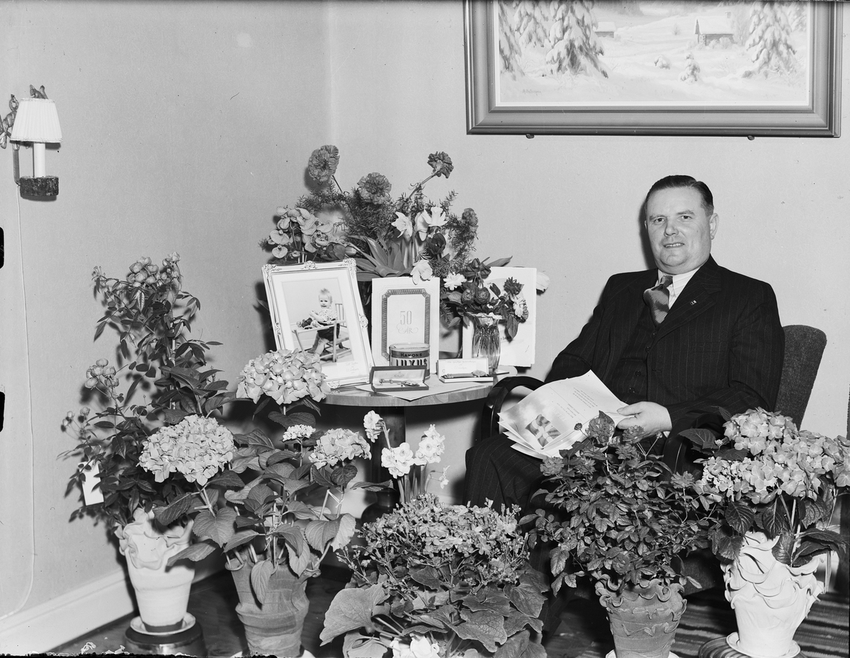 Gustaf Asp i hemmiljö omgiven av blommor firar 50-årsdagen, Östhammar, Uppland