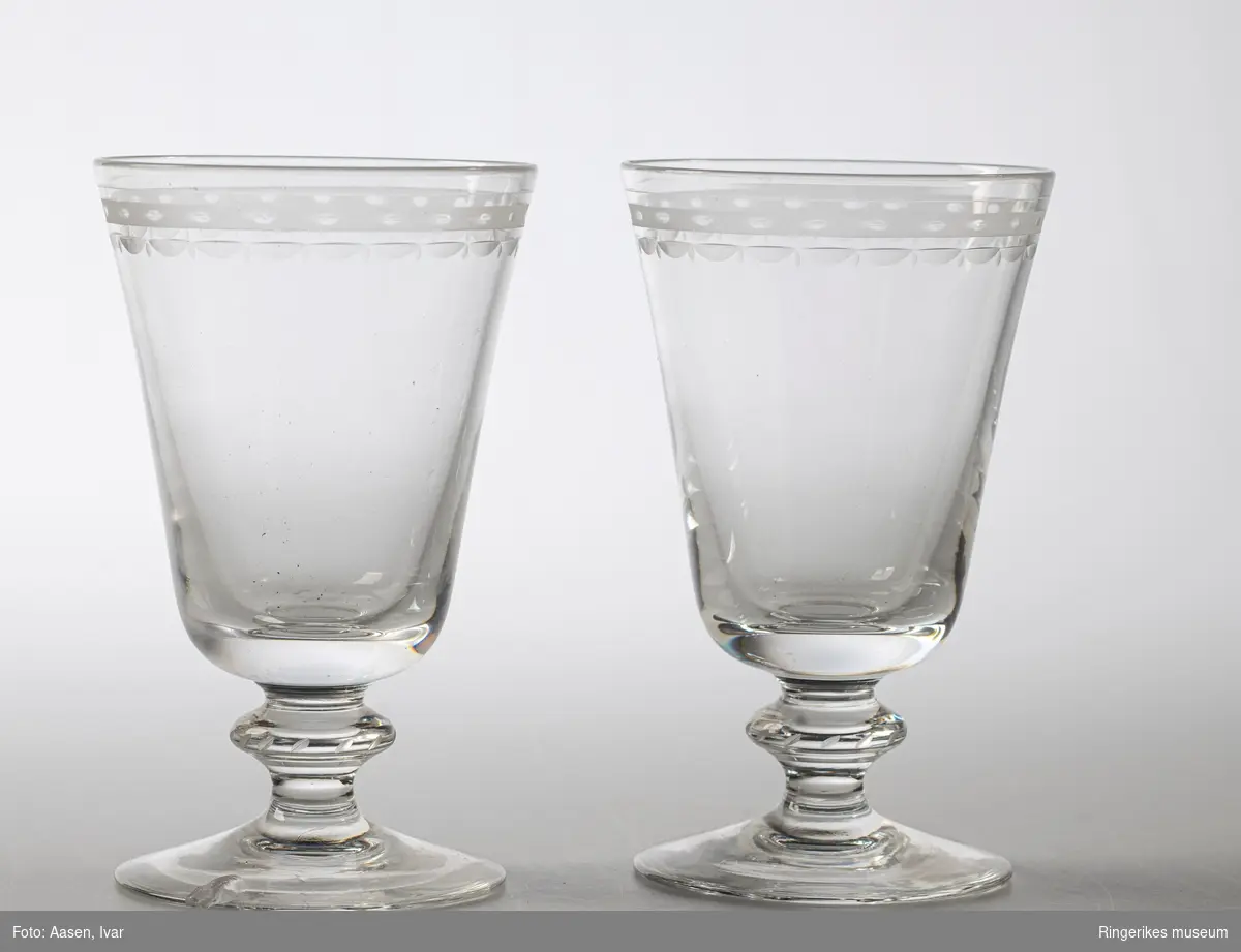 Tre vinglass og ett ølglass med gravert dekor i serien Rolf. Designet av Sverre Pettersen i 1948 og produsert på Hadeland Glassverk i perioden 1948-74.