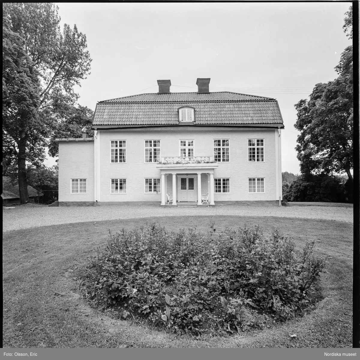 Exteriör av Berga herrgård samt interiörer från Berga slott, Västerhaninge socken, Södermanland.