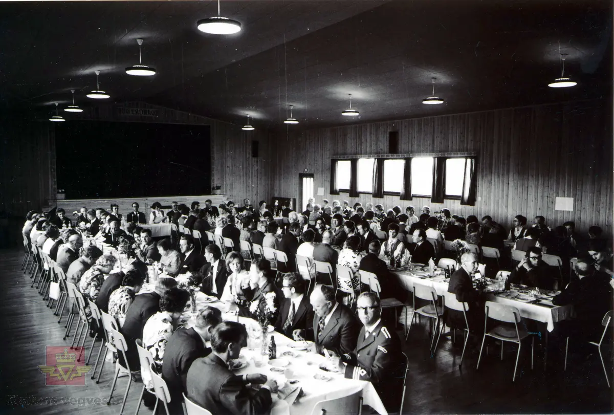 Festmiddag i Kårvåghallen 1. juni 1973, i forbindelse med overlevering av 4 bruer med tilstøtende veg som fylkesveg, på ytre Averøy. 
(Informant: Svein Solbjørg.)