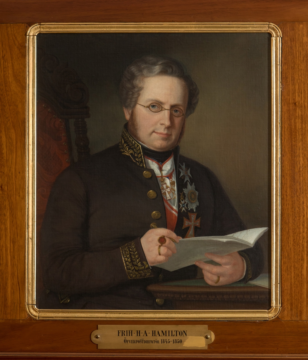 Oljemålning, porträtt av överdirektören friherre H. A. Hamilton. Hamilton var överpostdirektör dvs chef för Postverket 1845-1850.

En mässingsskylt med text: "Frih. H.A. Hamilton Öfverpostdirektör 1845-1850" hör till tavlan.