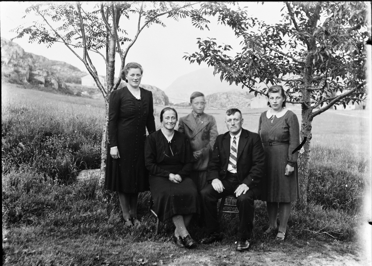 Familiebilde av familien Adserø, hjemme på Solberg ca 1942, Vallersund