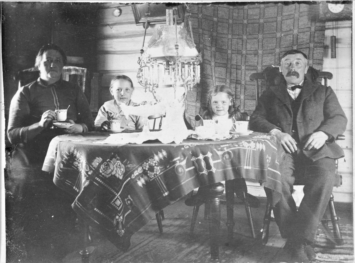 Ekteparet Berntine Oksvoll og Gerhard Oksvoll med barnebarn, Jøssund
