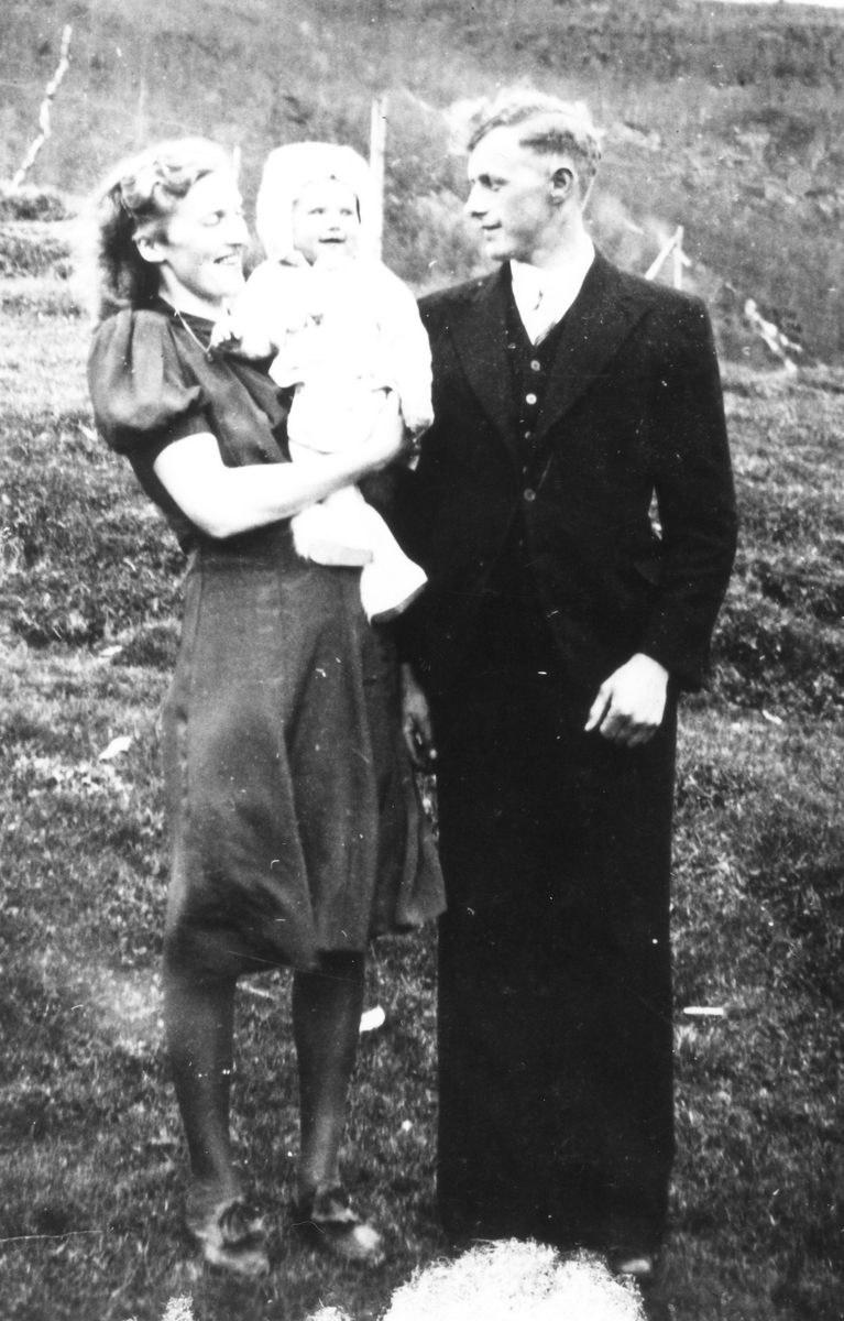 Anna , f. 1920 og Kristian Eilertsen, f. 1918 med lille Aud Eilertsen f. 1944 på Bøvær i 1944.