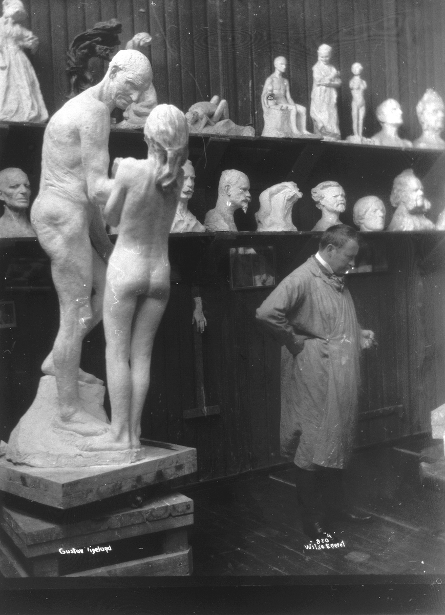 Gustav Vigeland i sitt atelier på Frogner fotografert 1906.