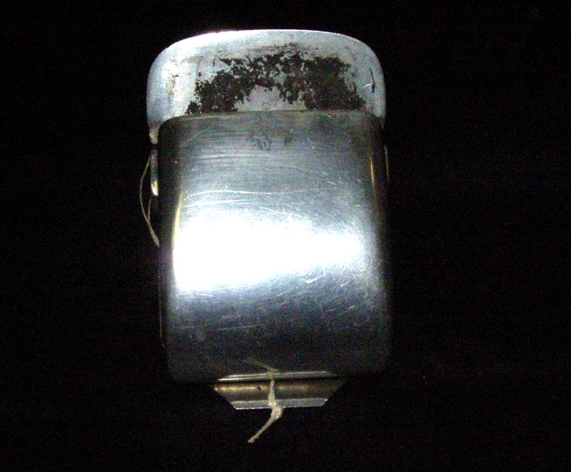Askkopp av metall Väggfäste av rostfri plåt med tre skruvhål.