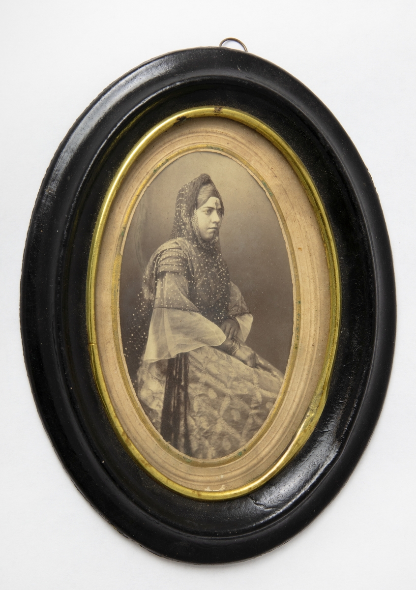 Sittande kvinna. "Mauresque." 
Litet fotografi i ram.

Tillhör Adolf Andersohns samling.

Johan Adolf Andersohn (1820-1887) var handlare/filantrop och museets grundare.