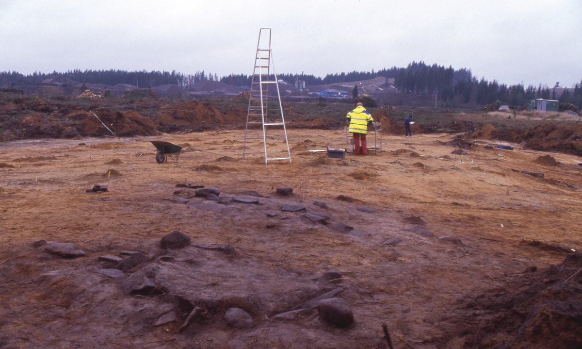 Arkeologisk undersökning på gravfältet RAÄ Barnarp 171, L1971:1158 på Torsvik i Jönköping. I förgrunden syns tre gravar, stensättningarna G2, G3 och G5.
