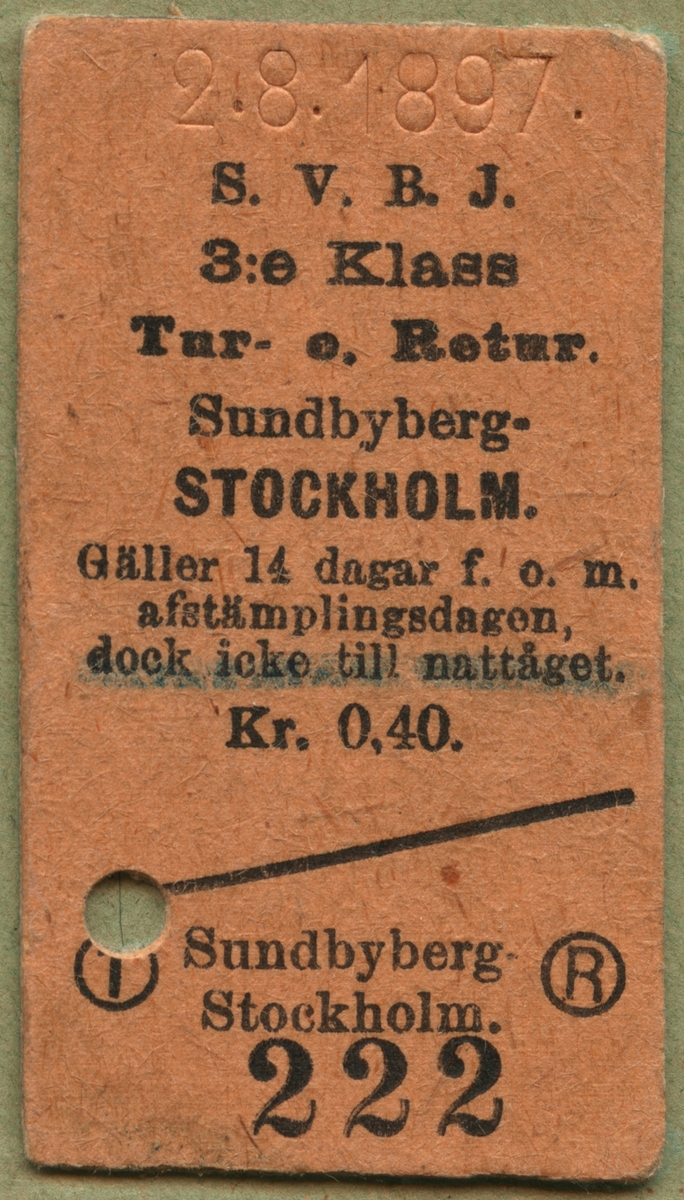 En tur- och returbiljett i 3:e klass för sträckan Sundbyberg till Stockholm. Priset för biljetten är 40 öre. Biljetten är fastsatt på ett grönt papper med riven överkant som passar ihop med underkanten på Jvm22056-1. Under biljetten står det handskrivet: "Äkta jernvägsbiljett följer här för att visa likheten mellan denna och reklammärket." Det gröna papperet är vikt två gånger. På baksidan finns en svårläst handskriven text med blyerts "Inlämnat av...Törnberg...".