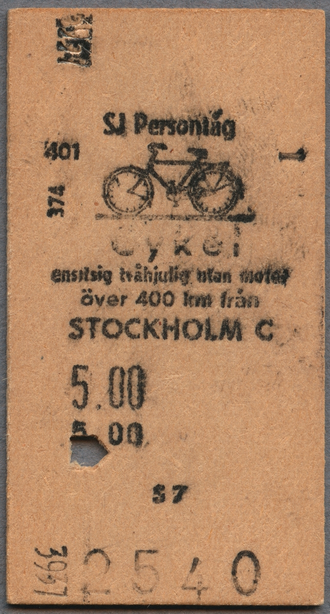 Cykelbiljett för SJ persontåg. Beige biljett av Edmondsonskt format. Bild av en cykel. Biljetten gäller ensitsig tvåhjuling utan motor över 400 km från Stockholm C.
Biljetten kostade 5 kronor. Biljetten är klippt en gång.