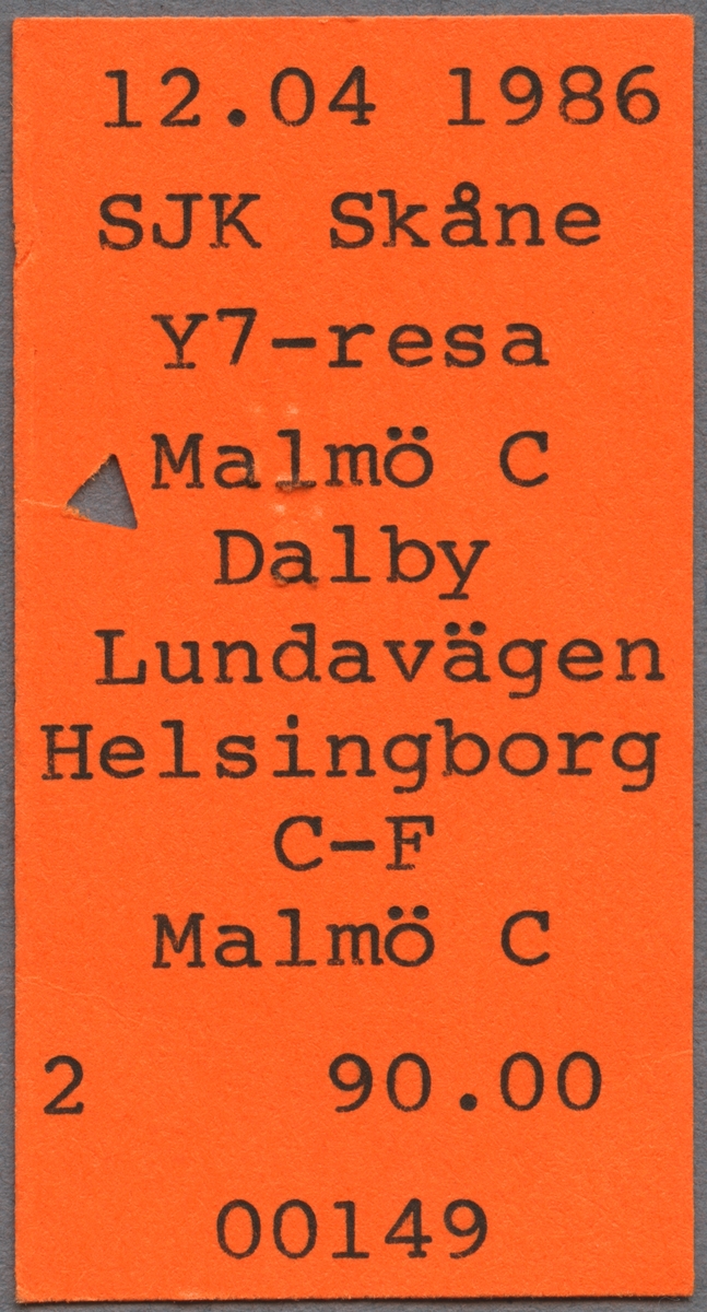 Biljett från Svenska Järnvägsklubbens (SJK) resa 1986-04-12 Malmö C Dalby Lundavägen Helsingborg C - F Malmö C. Biljettens pris var 90 kronor. Biljetten är klippt.