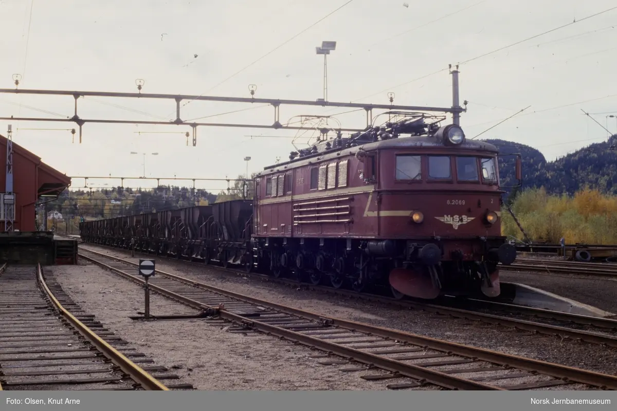 Elektrisk lokomotiv El 8 2069 med pukkvogner på Lunde stasjon