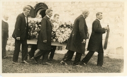 Nils Tingelstads begravelse, kiste bæres ut av Tingelstad ga