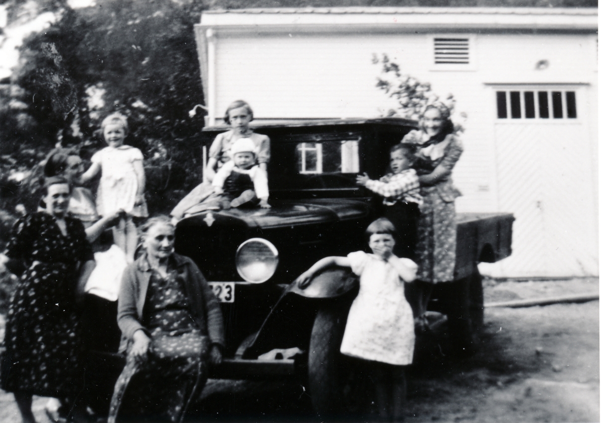 Mødre og barn på lastebil foran kraftstasjonen i Osteren. 1937