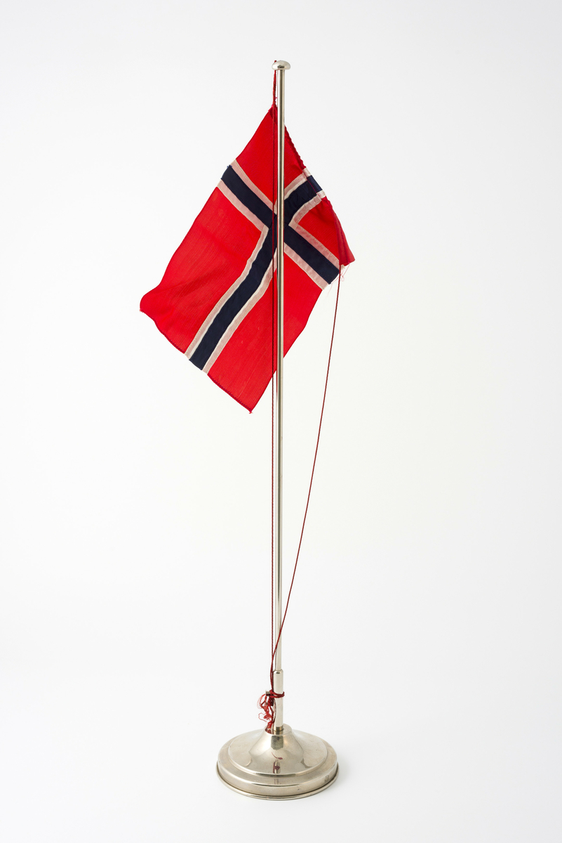 Bordflagg med norsk flagg, har tilhørt Sara Fabricius.