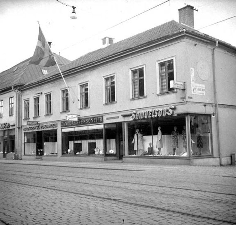 Hus med affärer utmed Östra Storgatan i Jönköping, bland annat Samuelsons (kläder), Zander & Svensson Eftr., Guldsmed och Nordströms bokhandel.