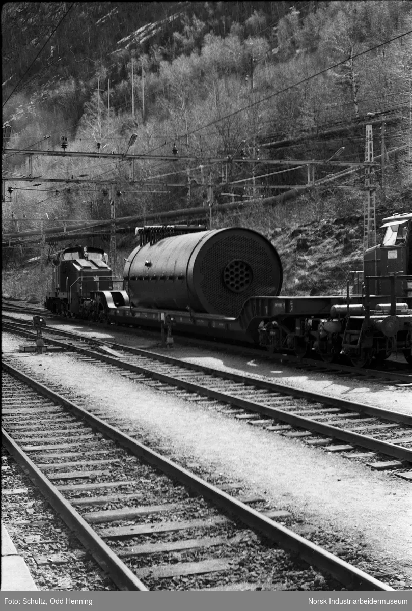 Transport av 70 - tonns dampkjele på Rjukanbanen, ved Rjukan Stasjon.