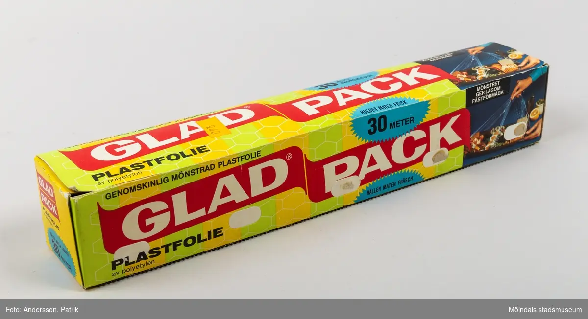 Plastfolie av varumärket GladPack, en tunn och genomskinlig plastfilm på rulle. Den används vanligtvis för att slå in matvaror i eller täcka över mat i till exempel en ungsform eller på en tallrik.

Plastfolien ligger i en pappkartong. På undersidan av kartongen finns en tandad vass metallremsa att riva av plasten med.

Givaren har ett minne kopplat till föremålet:

”GladPack inköpt på 1970-talet av min farmor. Hon använde inte så mycket av den, utan hon diskade av de plastfoliebitar hon hade och återanvände.”