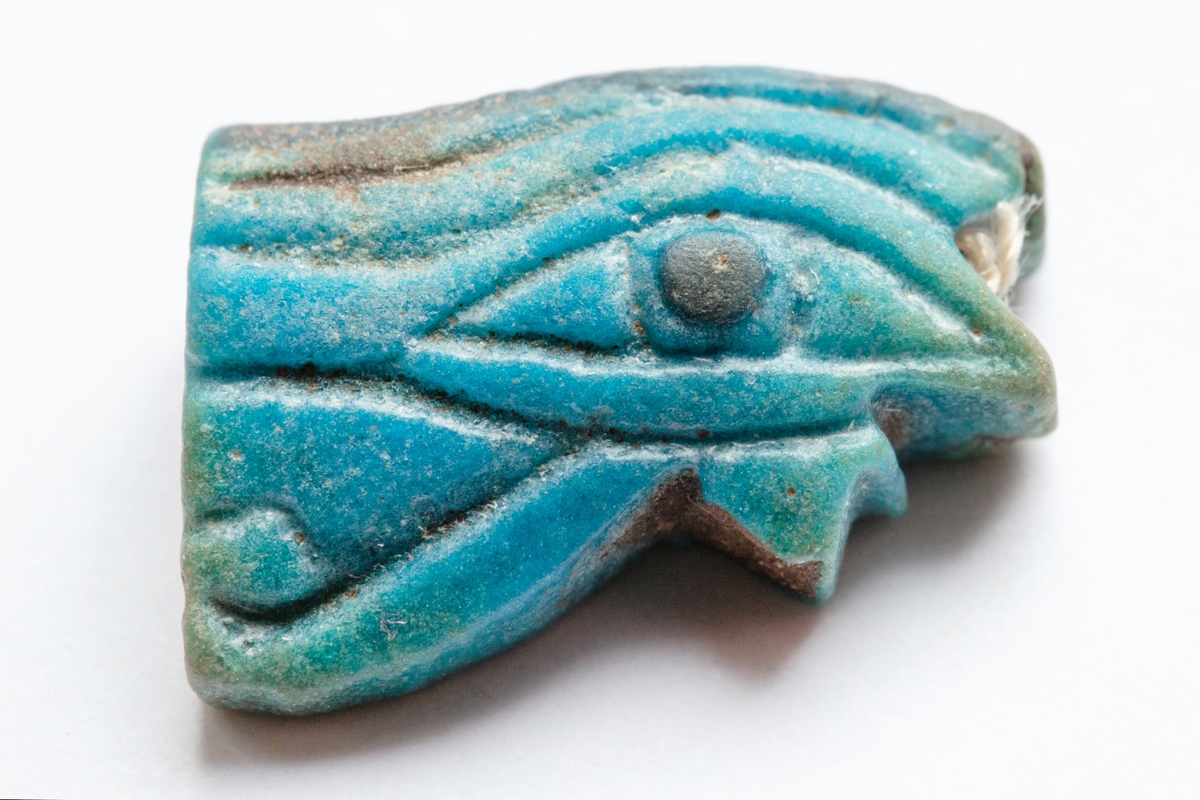 Amuletter i form ögon, Osiris öga (enligt Andersohns anteckningar). När en mumie prepparerades lindades ofta olika amuletter in i lindorna för att ge den döde god tur i sitt liv i dödsriket.