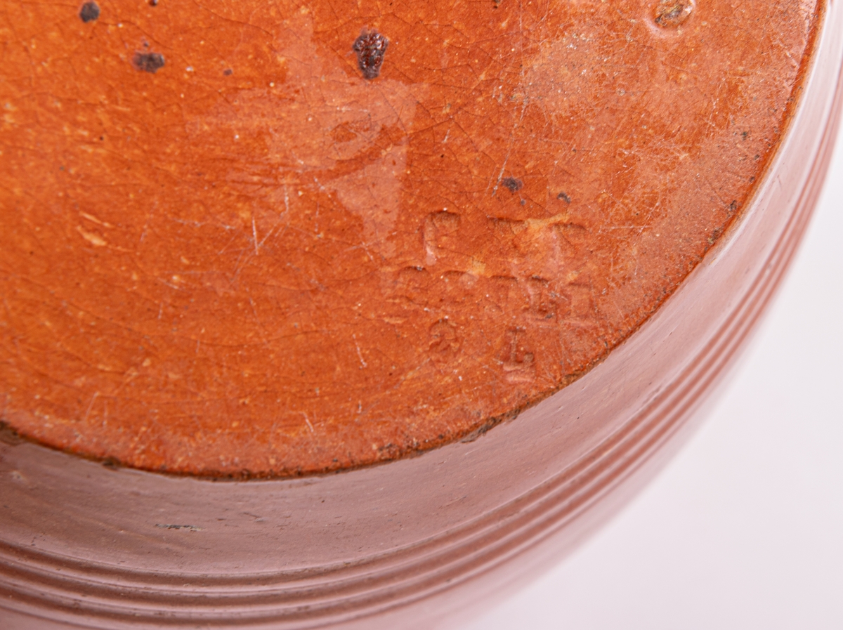 Kryddburk alt. honungsburk/tobaksburk, tillverkad vid Gefle Kakelfabrik AB. Bukig form med tillhörande lock med knopp , rödbrun glasyr.