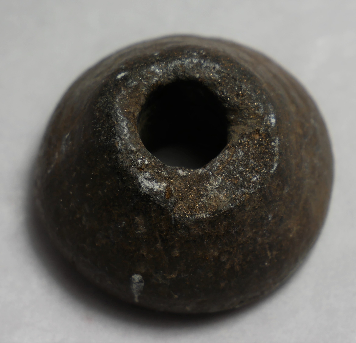 1 (spinnehjul) haandsnellehjul.

Konisk haandsnellehjul av brun sten. Diameter i nedre og øvre ende samt høide er 3,5,  1,8
og 2 cm. Fundet i en aker i Hatlebakken i Kaupanger.
Gave fra Ole Hatleberg, Kaupanger.