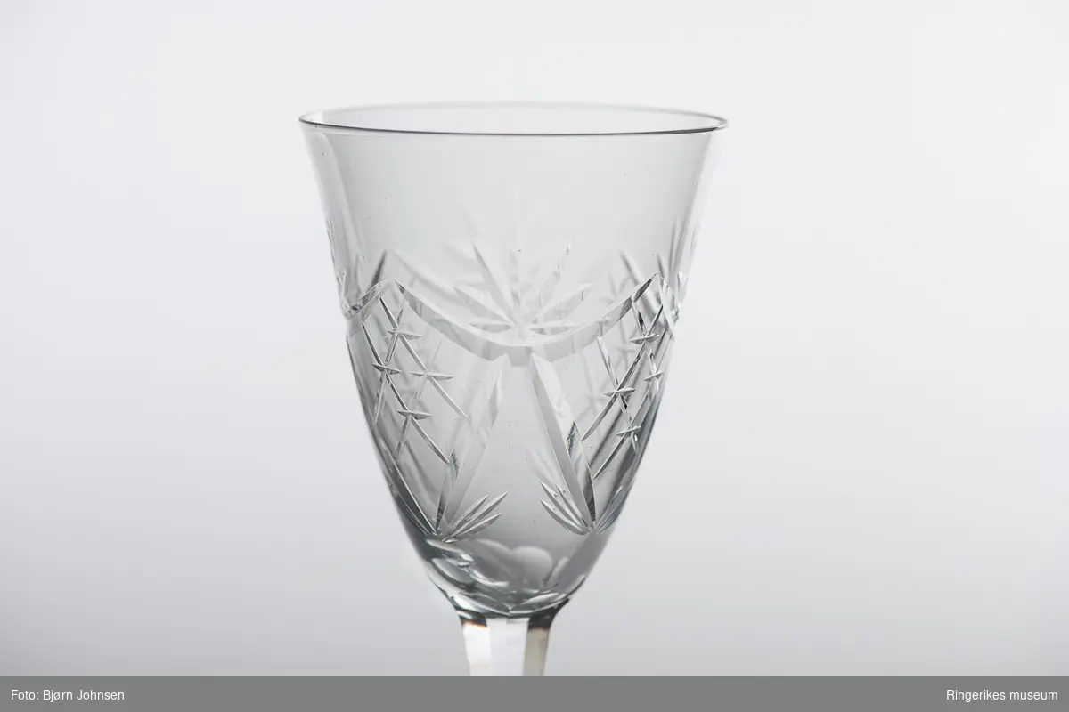 Hvitvinsglass med skjærslipt mønster og sekskanta stett.