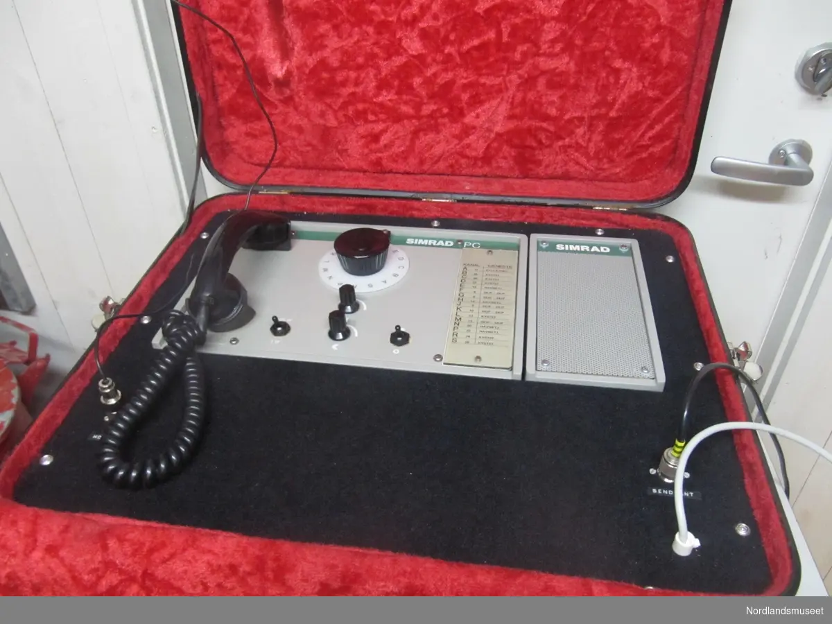 Mobil demonstrasjonsmodell, montert i koffert.
Denne VHF radiotelefonen har Norges fiskarlag benyttet som øvingsmodell når det har reist rundt og holdt kurs.