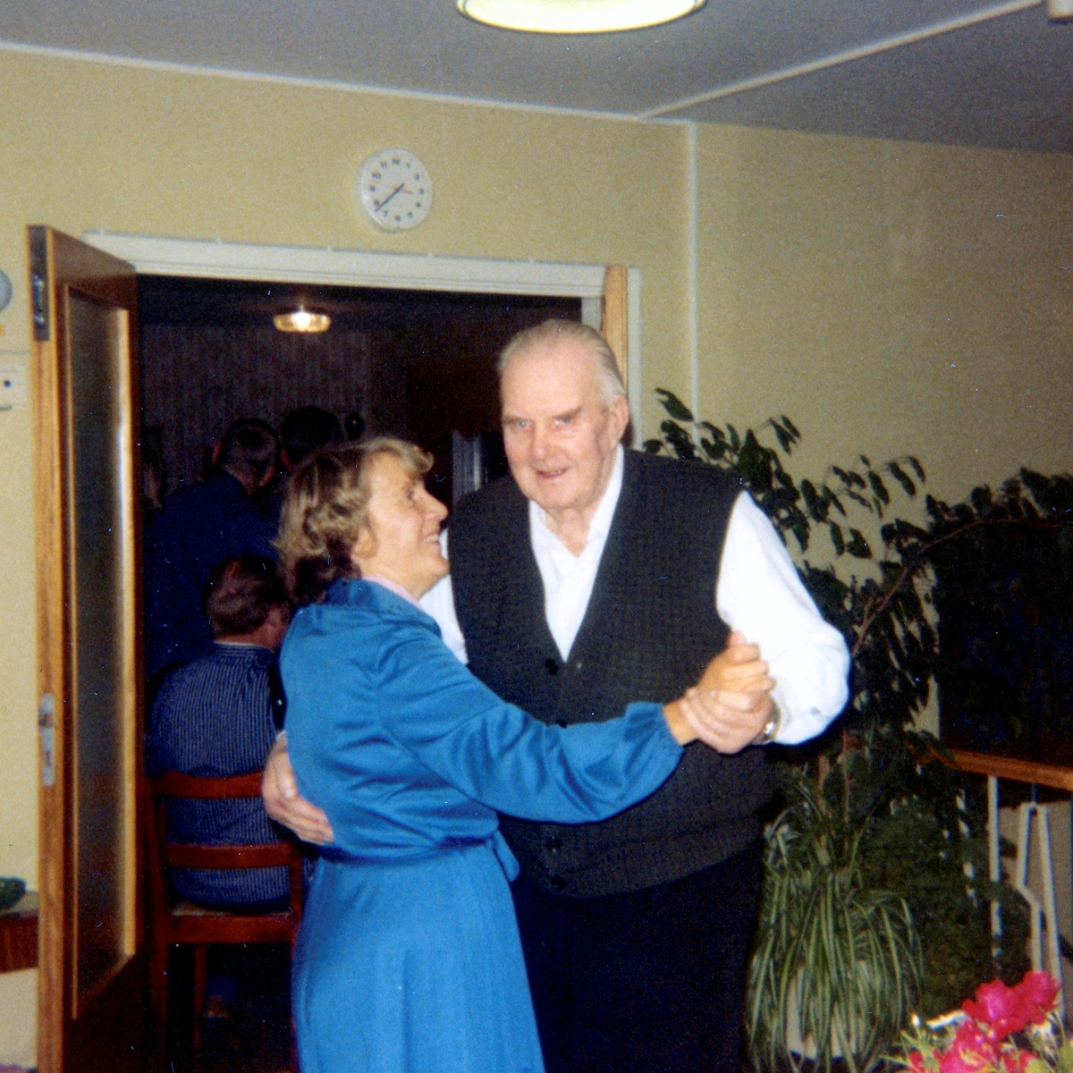 Dans mellan terapibiträde Maj-Britt Rickard och en manlig boende i Brattåshemmets övre hall, 1980-10-16.