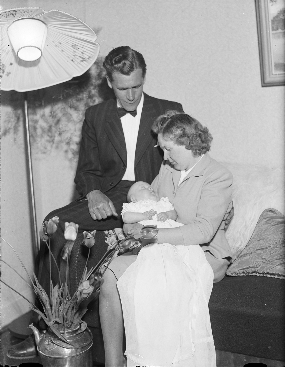 Familj med dopbarn, Östhammar, Uppland 1953