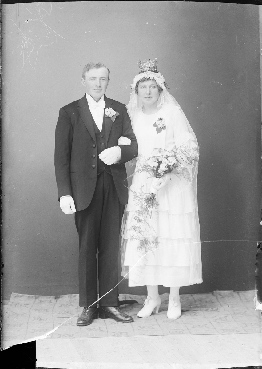 Brudparet Karlsson från Elvisjö, Börstil socken, Uppland 1922