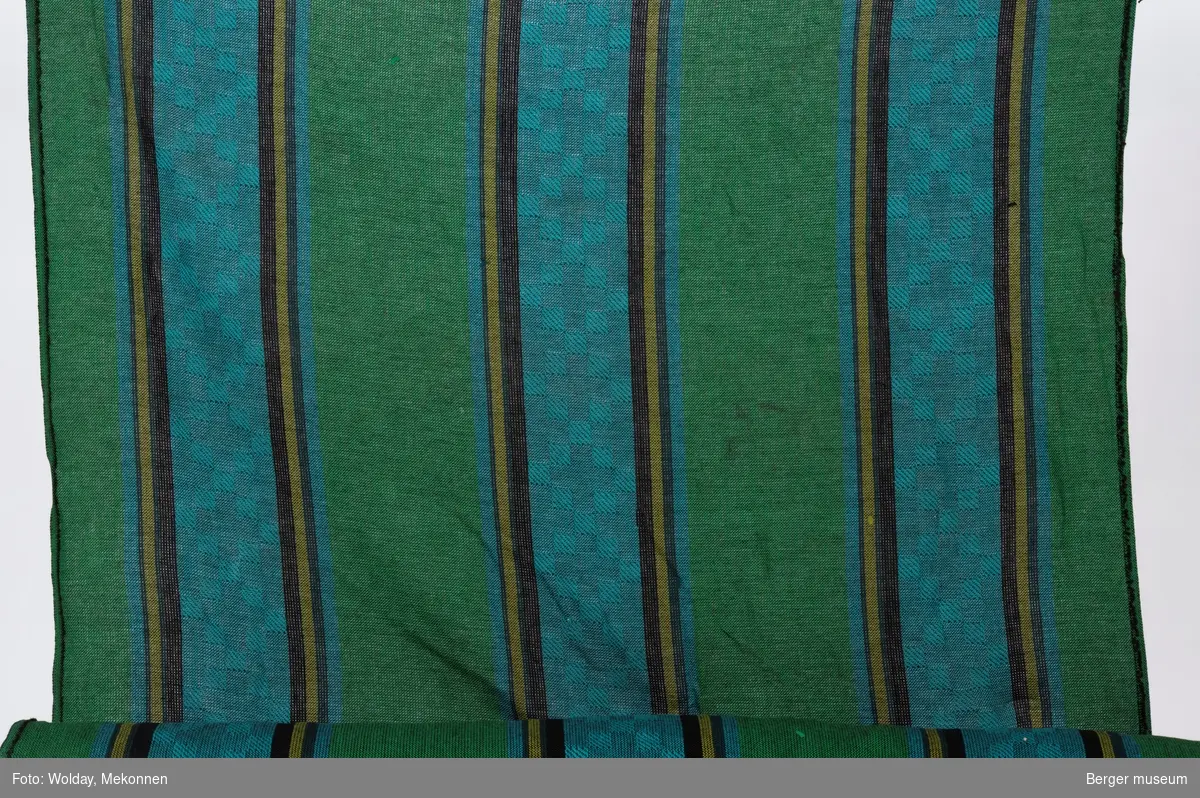 Stor tekstilrull med ullstoff