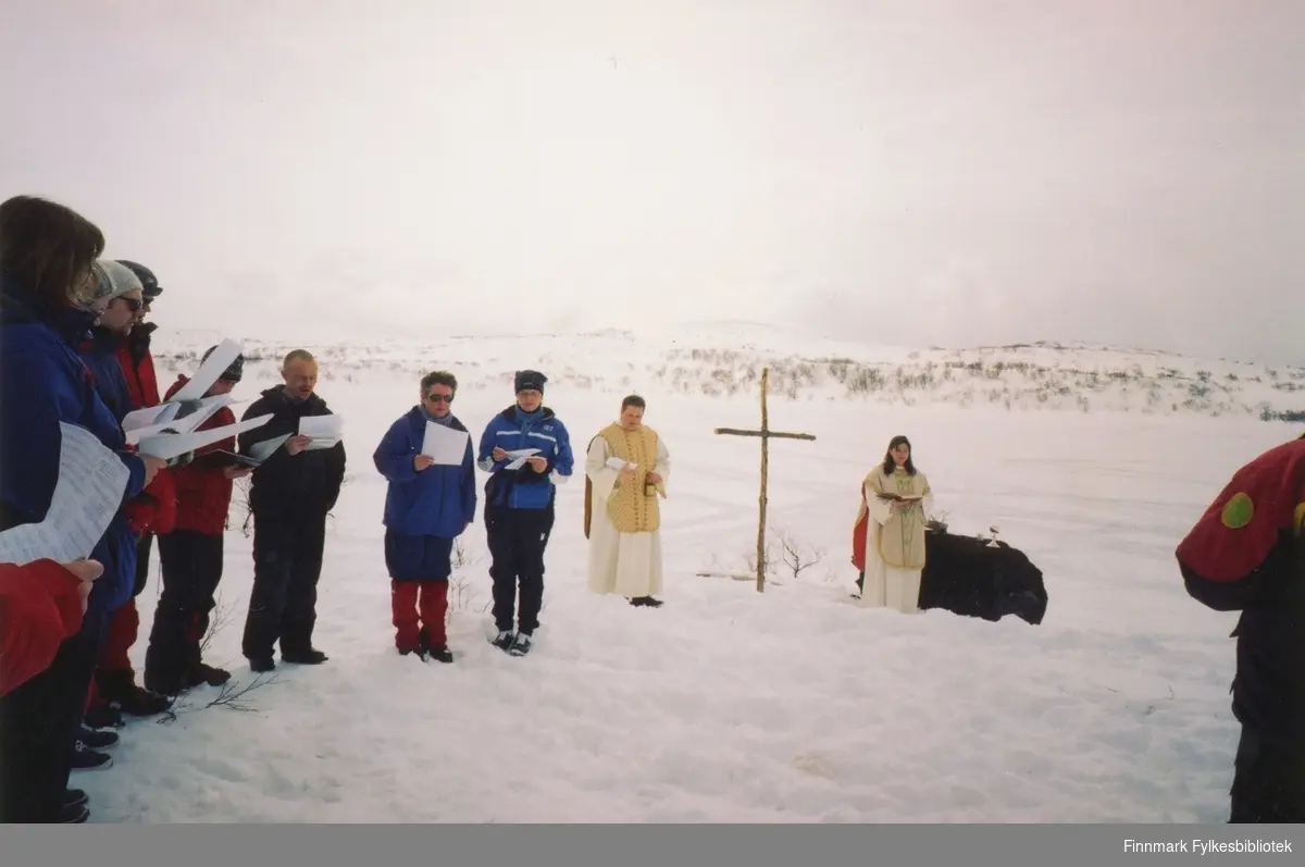 Gudstjeneste utendørs på en vinterdag, antakelig i Neiden på 1980-1990-tallet.