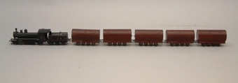 Modell av broprovningståg i skala 1:100.
Tågsättet består av lok, tender och 5 st vagnar.
1st extra lok med tender av samma utförande finns även i lådan.