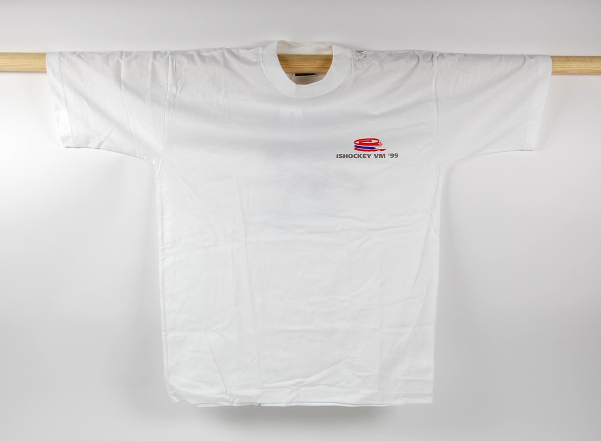 T-skjorte i bomull. Størrelse S/M. Logo fro VM i ishockey i 1999 på brystet og på ryggen av skjorta.