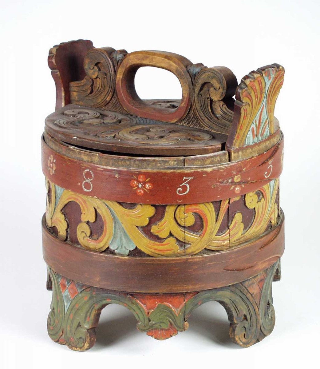 Ambaren er lagget av 11 staver. Fire av dem er forlenget til svakt utskrånende bein og to er forlenget til svakt utskrånende ører. Gjordene er flate. Den øverste er origial med malt innskrift og blomsterdekor. Den nederste er sekundær. Lokket er sekundært. Ambaren er dekorert med akantusskurd. Rundt ambaren går en sammenhengende akantusranke.