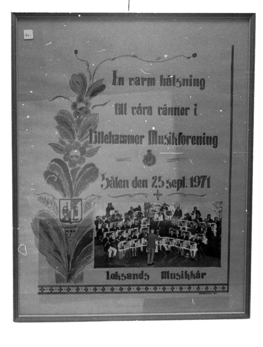En blomsterranke og et fotografi fra Leksands Musikkår.