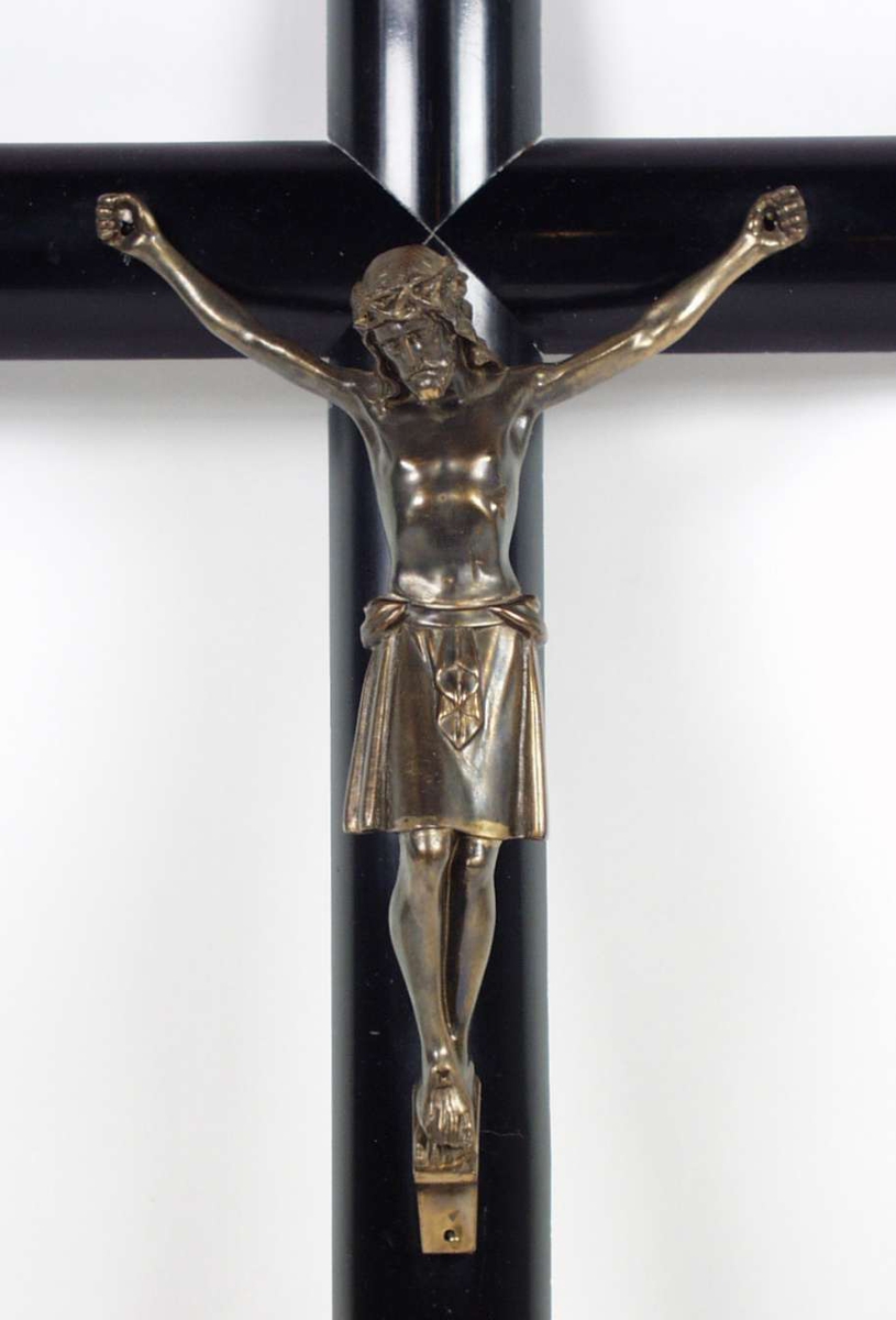 Kristus henger på korset. Han har lendeklede og tornekrone.