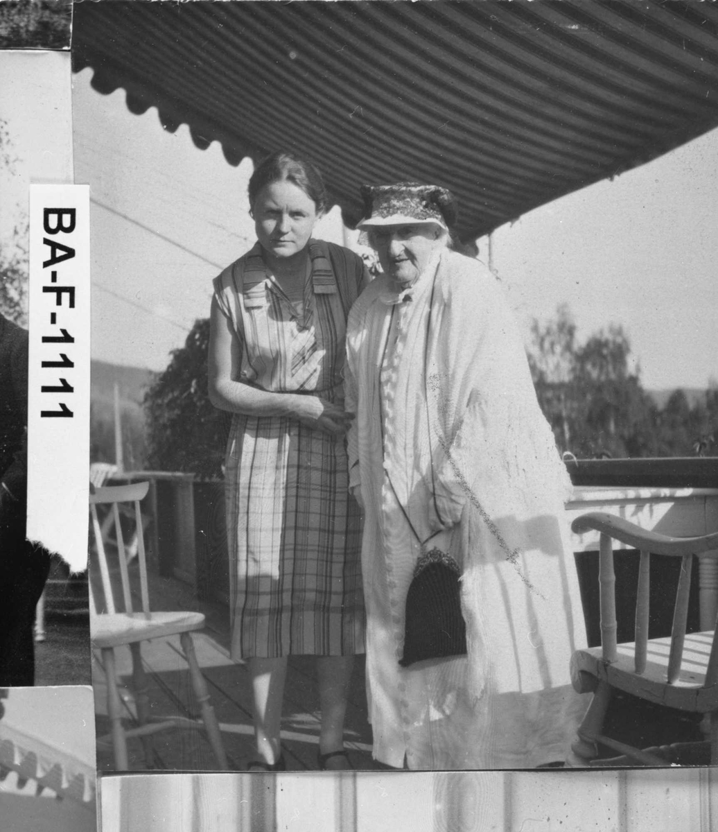 Fotomontasje i svart/hvitt rammet inn med glass og enkel trelist. Amatørbilder.