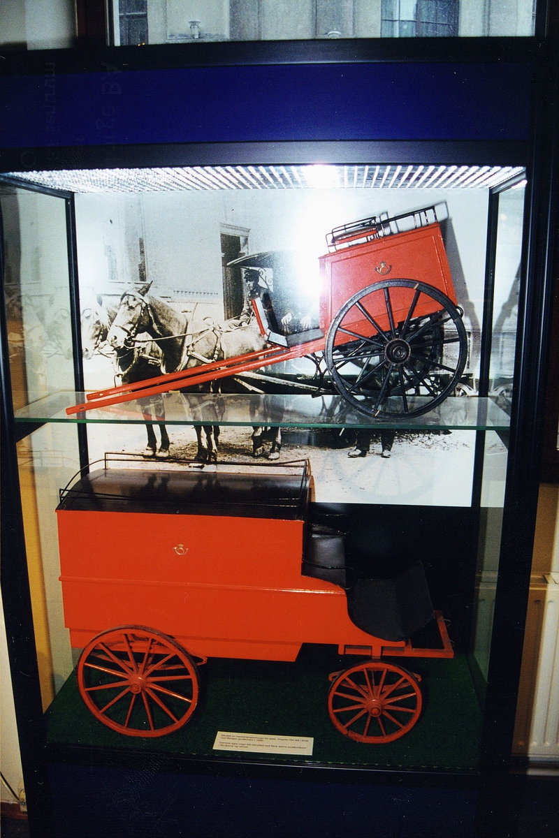 postmuseet, Kirkegata 20, utstilling, monter, modell av postkjøretøyer,  to hestetransportvogner for post