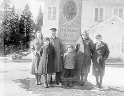 Mennesker forran minnesten over Christopher Bruun i Follebu.