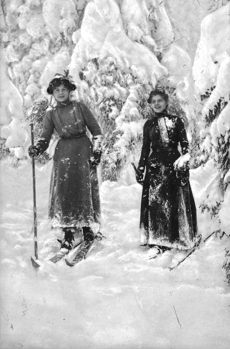 To kvinner på ski, vinter




