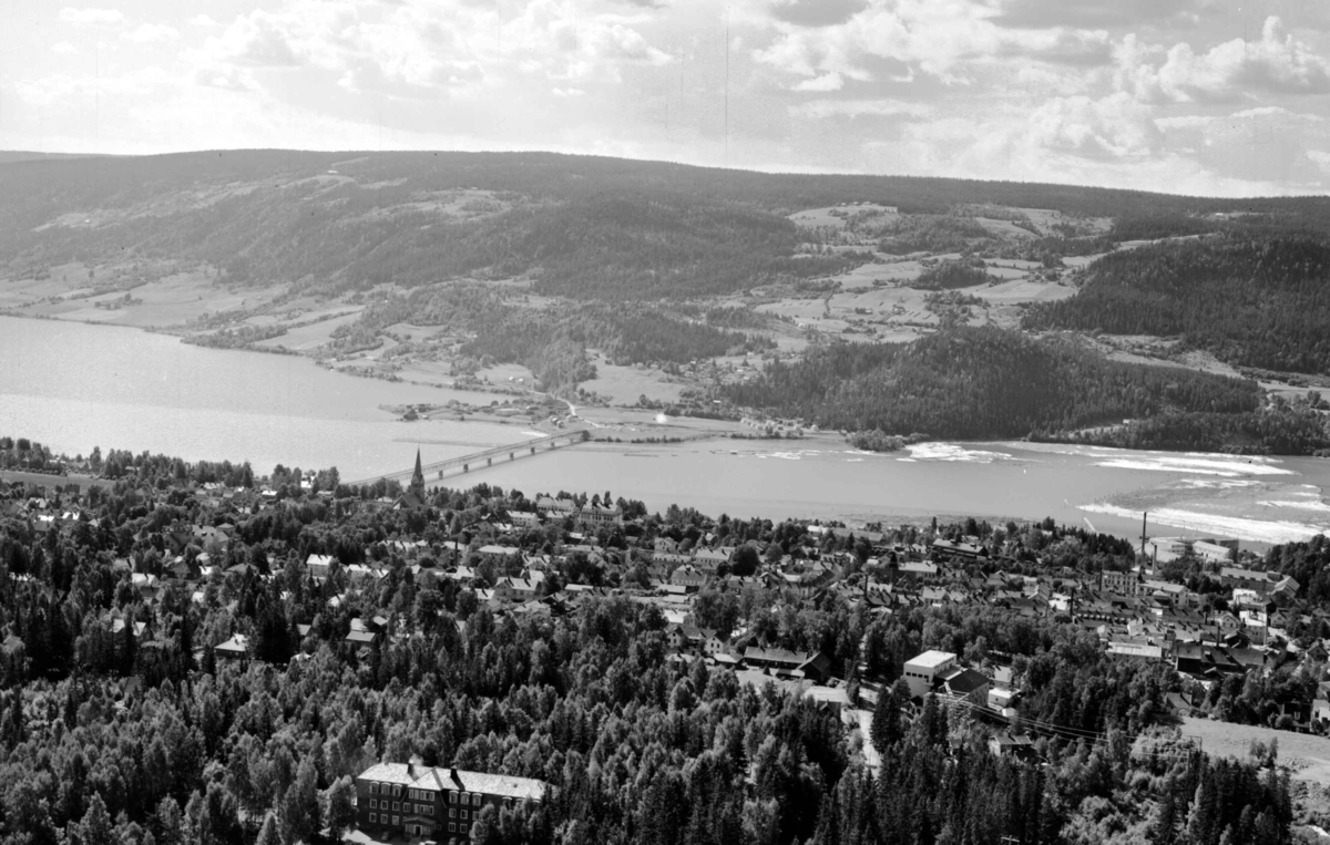 Flyfoto, Lillehammer mot vest, Vingnes og Vingnesbrua. Helt i forgrunnen Lillehammer turisthotell. Mesna Kartonfabrikk ses til høyre i bildet.
