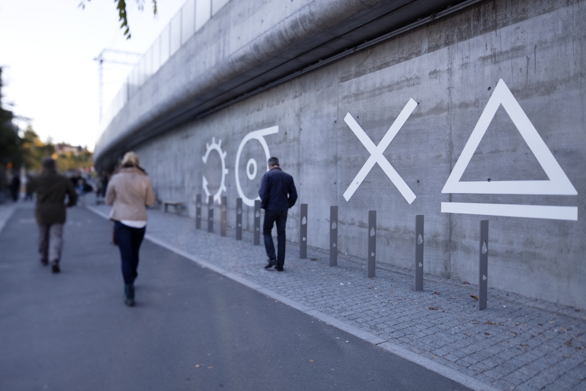 Bo Meyer sine kunstverk er ikkje berre styrt av visuelle arkitektoniske føringar, men har ein klar symbolsk agenda. På Lysaker stasjon har han måla til saman 32 enkle symbol, som piler, sirklar, trekantar og kryss. Halvparten av symbola er militære symbol som blir nytta i samband med strategisk planlegging av krigshandlingar og invasjon. Den andre halvparten er inspirert av symbolbruken til ei gruppe nordamerikanske indianarar. To plakettar med informasjon er plasserte ved verket.