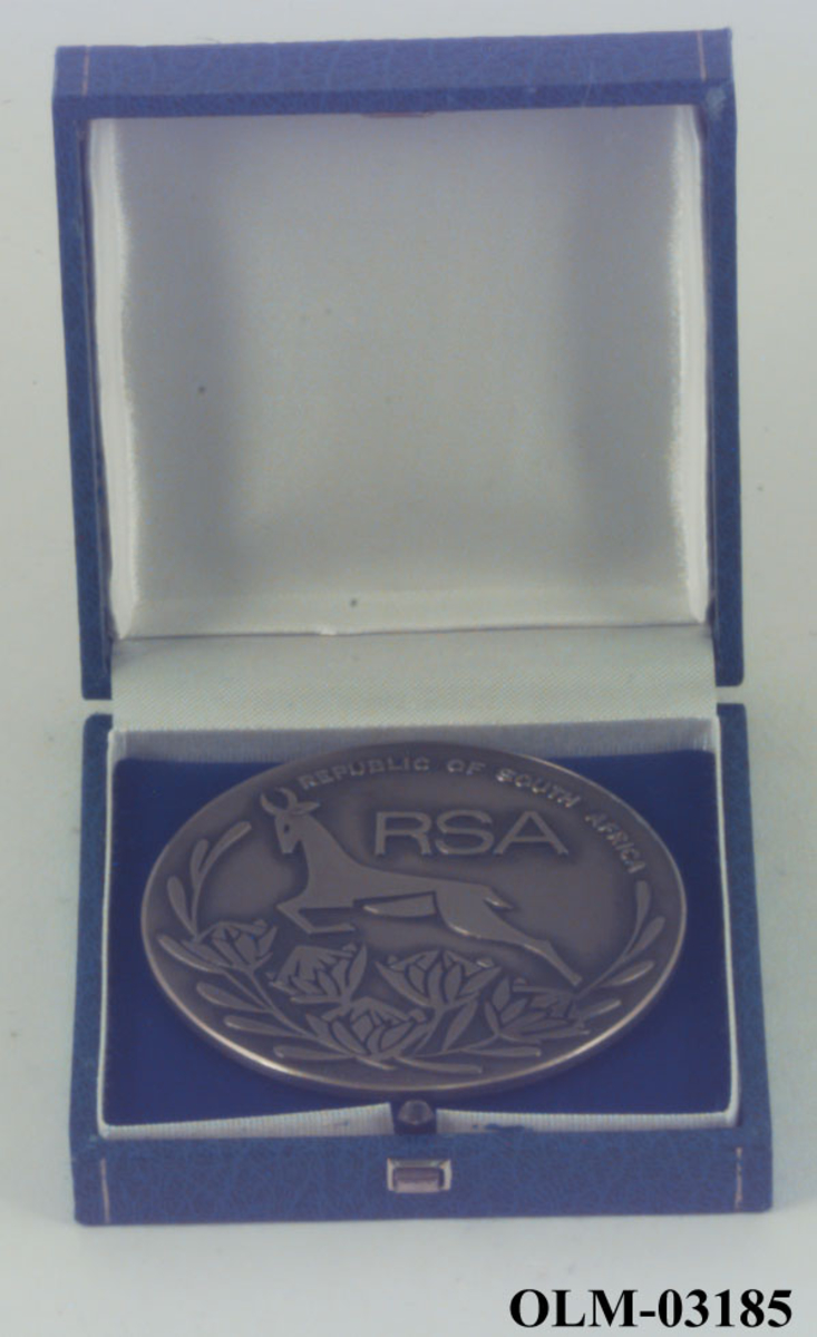 Bronsefarget medalje med motiv av en antilope/gaselle i sprang.