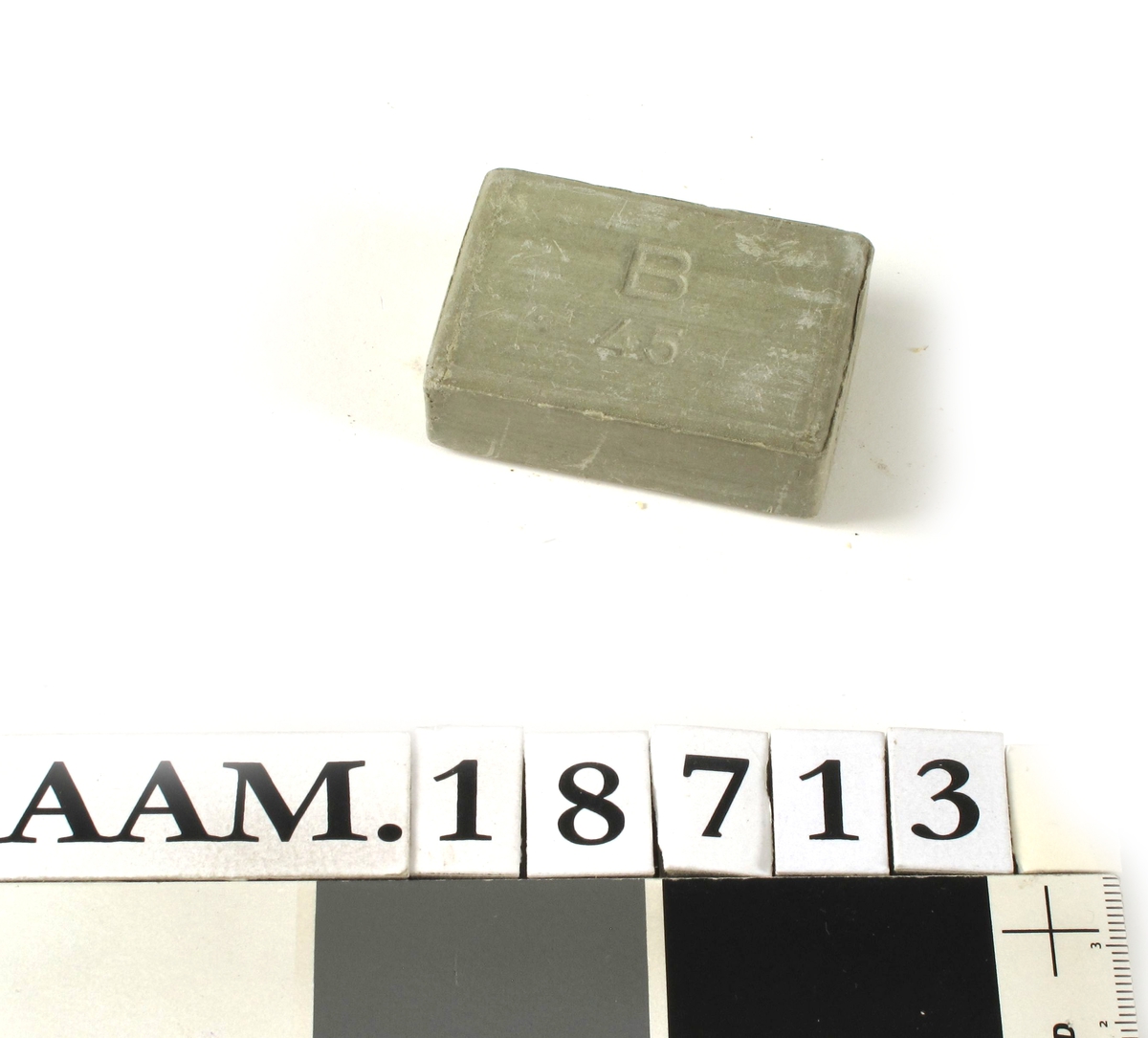 B-såpe,   fra krigen 1940-45 (siste del). 
Grågrønn   finkornet  sepe, merket   B 45.   Rette sider,   rektangulær.  

Tilstand: ubrukt.