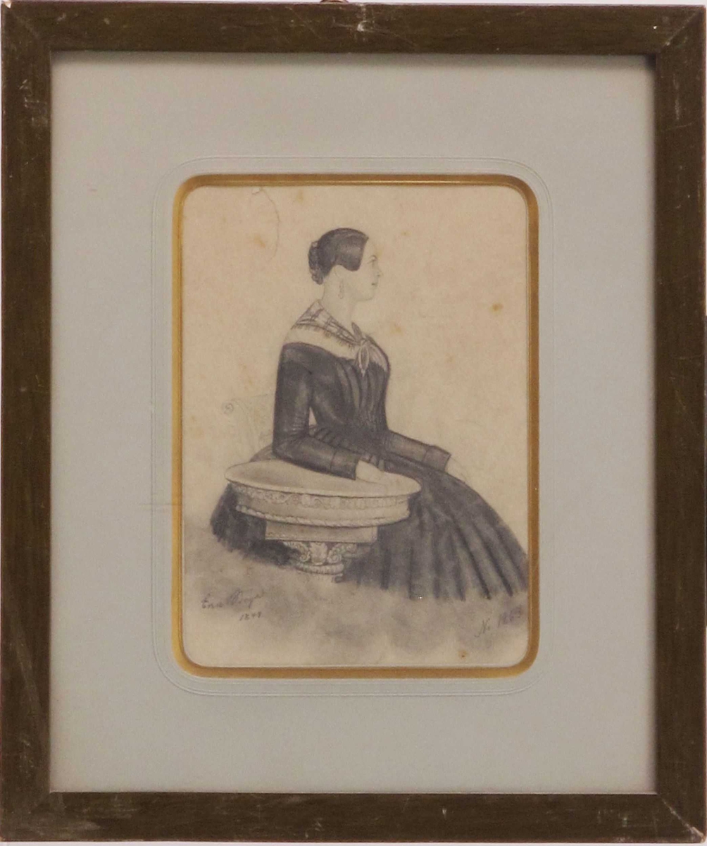 Portrett, kvinne, avbildet i profil vendt mot høyre, 3/4 - figur,med underarmen hvilende på et ovalt sybord e.l. Oppsatt hårflette. Elegant kledd i kjole, med tørkle om halsen. 